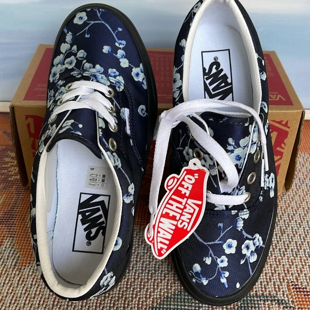 Vans WMNS Era
(Florals) Blue/Black
VNA4U39WYW
Sneakers - Picture 13 of 16